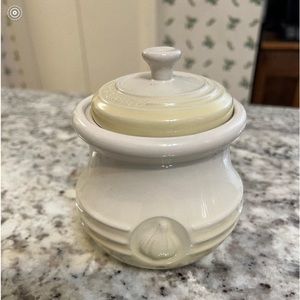 Le Creuset Garlic Keeper. Meringue (cream)